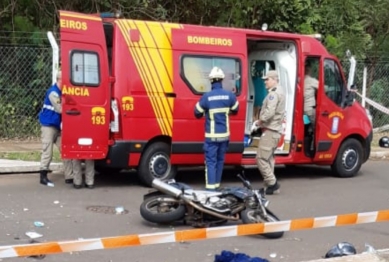 foto de Acidente gravíssimo envolvendo 2 motos e um caminhão na Zona 07 em Maringá 