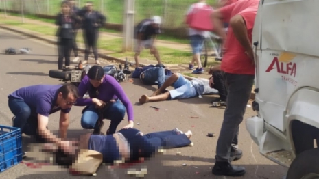 foto de Acidente grave envolvendo duas motos e caminhão no Jardim Universitário em Maringá 