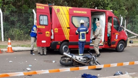 foto de Acidente grave envolvendo duas motos e caminhão no Jardim Universitário em Maringá 