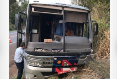 foto de Homem morre em acidente envolvendo carro e um ônibus do Expresso Maringá na PR-323, entre Cianorte e Tapejara