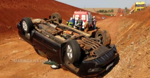 Mulher dorme ao volante e capota caminhonete na PR-323 entre Água e Doutor Camargo