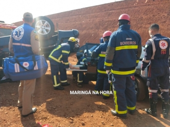 foto de Mulher dorme ao volante e capota caminhonete na PR-323 entre Água e Doutor Camargo