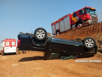 foto de Mulher dorme ao volante e capota caminhonete na PR-323 entre Água e Doutor Camargo