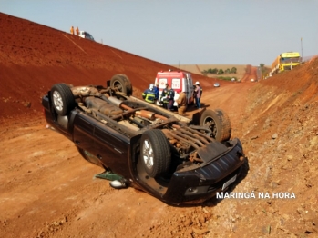 foto de Mulher dorme ao volante e capota caminhonete na PR-323 entre Água e Doutor Camargo