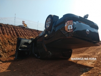 foto de Mulher dorme ao volante e capota caminhonete na PR-323 entre Água e Doutor Camargo