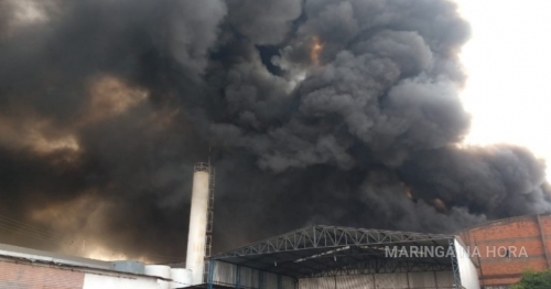 Incêndio de grandes proporções em fábrica de borracha em Maringá 