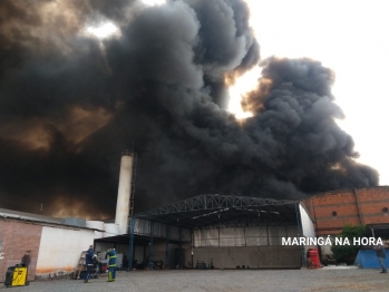 foto de Incêndio de grandes proporções em fábrica de borracha em Maringá 