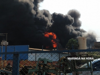 foto de Incêndio de grandes proporções em fábrica de borracha em Maringá 