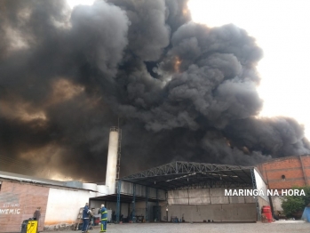 foto de Incêndio de grandes proporções em fábrica de borracha em Maringá 