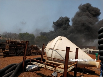 foto de Incêndio de grandes proporções em fábrica de borracha em Maringá 