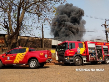 foto de Incêndio de grandes proporções em fábrica de borracha em Maringá 