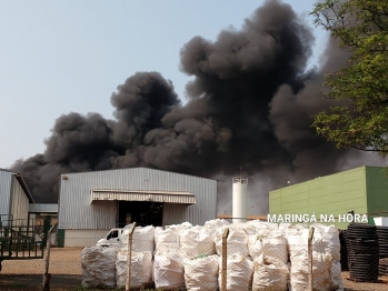 foto de Incêndio de grandes proporções em fábrica de borracha em Maringá 