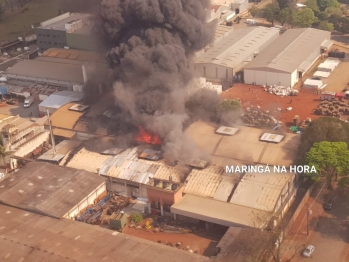 foto de Incêndio de grandes proporções em fábrica de borracha em Maringá 