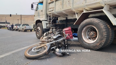 foto de Motoqueiro passa por debaixo de caminhão após acidente registrado hoje em Maringá 