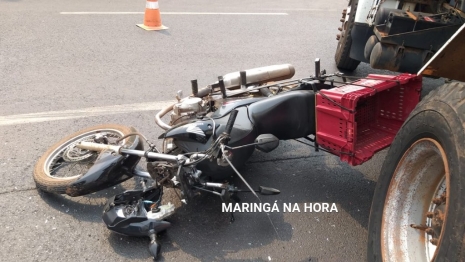 foto de Motoqueiro passa por debaixo de caminhão após acidente registrado hoje em Maringá 