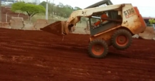 Em Londrina, trabalhadores são demitidos após fazerem manobras arriscadas em bobcat