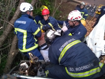 foto de Grave - Motorista fica preso nas ferragens de caminhão na PR-317