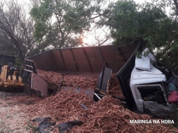 foto de Grave - Motorista fica preso nas ferragens de caminhão na PR-317