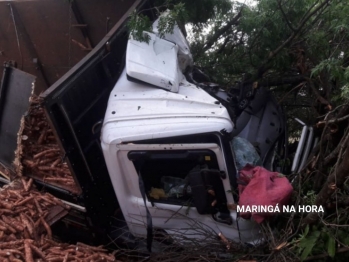 foto de Grave - Motorista fica preso nas ferragens de caminhão na PR-317