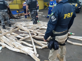 foto de PRF apreende mais de meia tonelada de maconha em fundo falso de uma carreta em Mandaguari