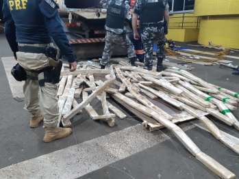 foto de PRF apreende mais de meia tonelada de maconha em fundo falso de uma carreta em Mandaguari