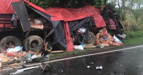 Colisão entre caminhões causa três mortes na região 