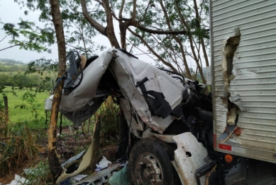 foto de Moradores de Paiçandu morrem em trágico acidente envolvendo dois caminhões que deixou três mortos na rodovia PR-317