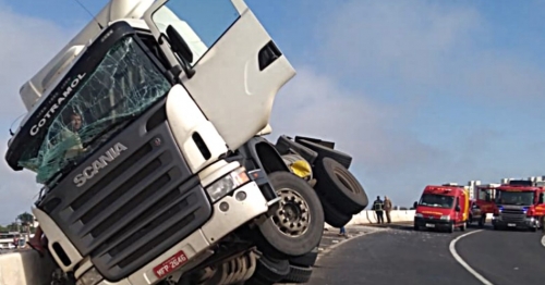 Carreta tomba sobre mureta do viaduto do Contorno Norte em Maringá