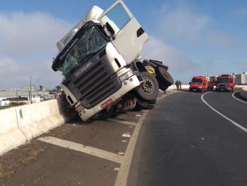 foto de Carreta tomba sobre mureta do viaduto do Contorno Norte em Maringá