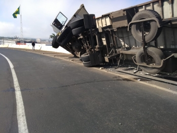 foto de Carreta tomba sobre mureta do viaduto do Contorno Norte em Maringá