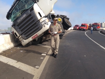 foto de Carreta tomba sobre mureta do viaduto do Contorno Norte em Maringá