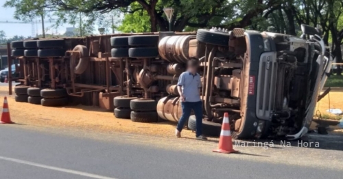 Tombamento de carreta em Maringá