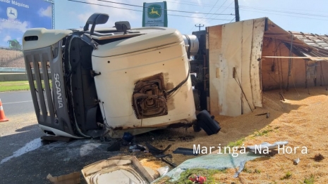 foto de Tombamento de carreta em Maringá