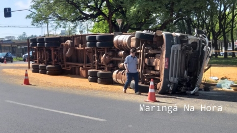 foto de Tombamento de carreta em Maringá