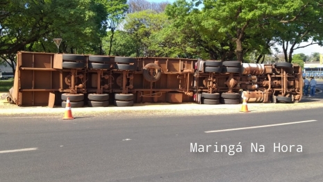 foto de Tombamento de carreta em Maringá