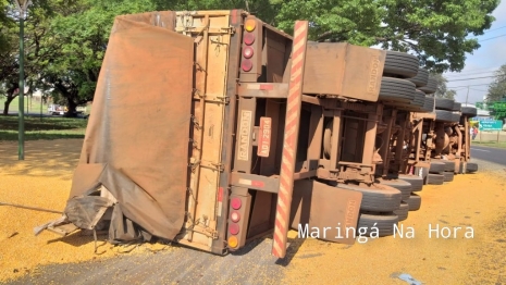 foto de Tombamento de carreta em Maringá