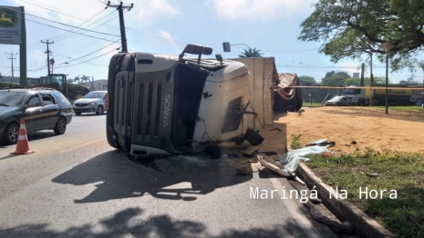 foto de Tombamento de carreta em Maringá