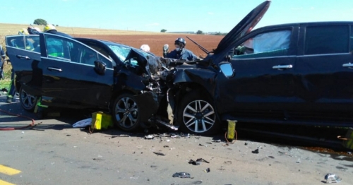 Motorista fica presa entre as ferragens em batida frontal na PR-317