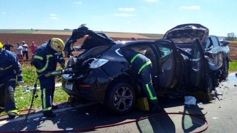 foto de Motorista fica presa entre as ferragens em batida frontal na PR-317