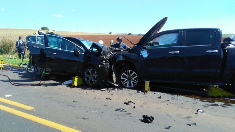 foto de Motorista fica presa entre as ferragens em batida frontal na PR-317