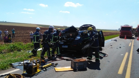 foto de Motorista fica presa entre as ferragens em batida frontal na PR-317