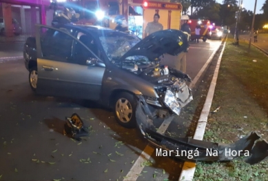 foto de Motorista fica ferido após bater carro contra árvore em Maringá 