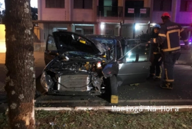 foto de Motorista fica ferido após bater carro contra árvore em Maringá 