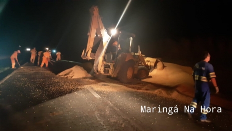 foto de Tombamento de carreta na BR-376 entre Maringá e Distrito de Iguatemi 