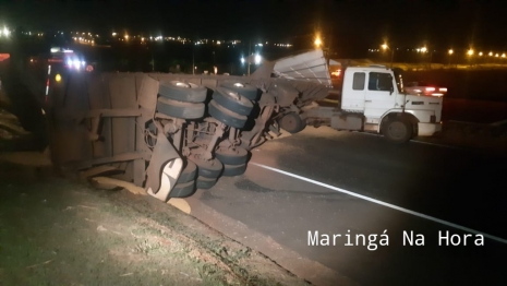 foto de Tombamento de carreta na BR-376 entre Maringá e Distrito de Iguatemi 