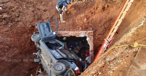 Vigilantes de Maringá ficam feridos após carro cair em buraco