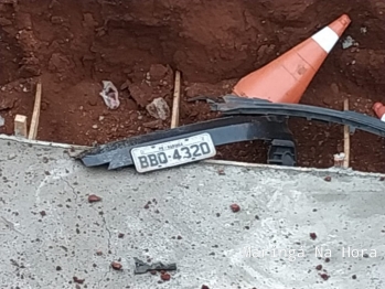 foto de Vigilantes de Maringá ficam feridos após carro cair em buraco