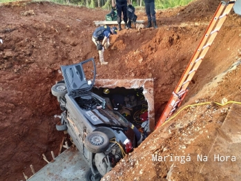 foto de Vigilantes de Maringá ficam feridos após carro cair em buraco