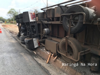 foto de Flagrante – Carreta sai da pista, cai em canaleta e tomba no Contorno Sul em Maringá