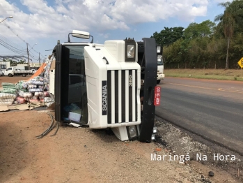 foto de Flagrante – Carreta sai da pista, cai em canaleta e tomba no Contorno Sul em Maringá